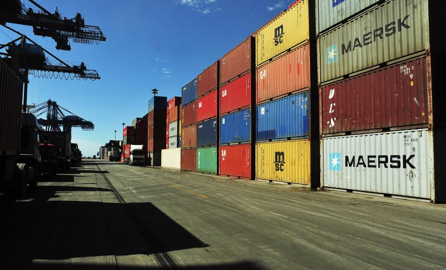 A Administração dos Portos de Paranaguá e Antonina (Appa) acaba de contratar empresa que vai fornecer e operar o sistema de inspeção de cargas e de contêineres através de scanner. Inserido no Programa de Investimentos em Tecnologia, o investimento, no valor de R$ 15,7 milhões, traz maior controle e agiliza desembaraço e liberação das cargas que entram e saem do Porto de Paranaguá.