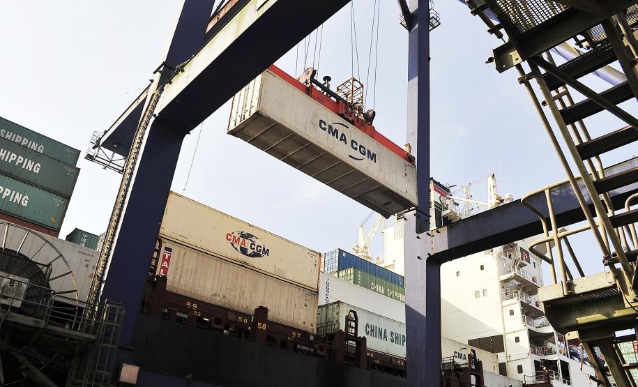 A Administração dos Portos de Paranaguá e Antonina (Appa) acaba de contratar empresa que vai fornecer e operar o sistema de inspeção de cargas e de contêineres através de scanner. Inserido no Programa de Investimentos em Tecnologia, o investimento, no valor de R$ 15,7 milhões, traz maior controle e agiliza desembaraço e liberação das cargas que entram e saem do Porto de Paranaguá.