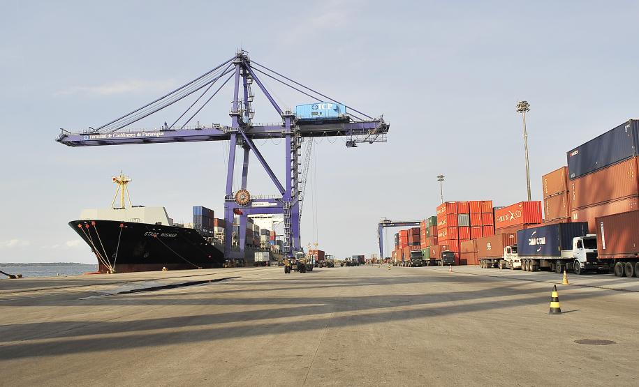 A Administração dos Portos de Paranaguá e Antonina (Appa) acaba de contratar empresa que vai fornecer e operar o sistema de inspeção de cargas e de contêineres através de scanner. Inserido no Programa de Investimentos em Tecnologia, o investimento, no valor de R$ 15,7 milhões, traz maior controle e agiliza desembaraço e liberação das cargas que entram e saem do Porto de Paranaguá.