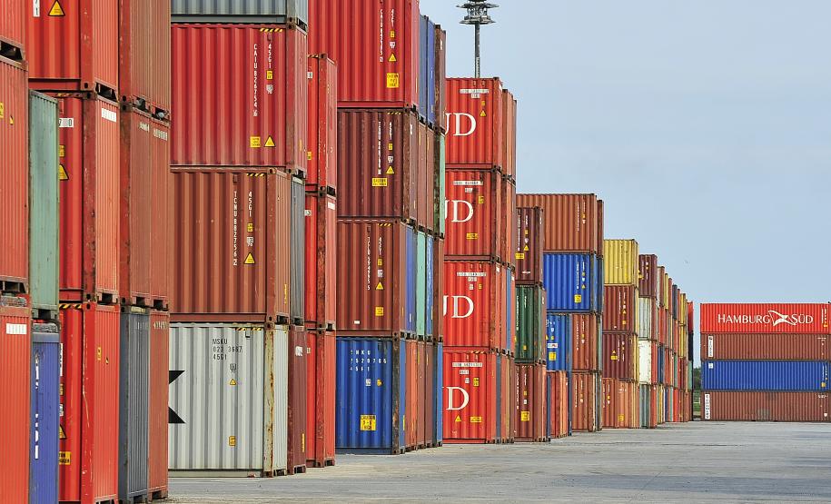 A Administração dos Portos de Paranaguá e Antonina (Appa) acaba de contratar empresa que vai fornecer e operar o sistema de inspeção de cargas e de contêineres através de scanner. Inserido no Programa de Investimentos em Tecnologia, o investimento, no valor de R$ 15,7 milhões, traz maior controle e agiliza desembaraço e liberação das cargas que entram e saem do Porto de Paranaguá.