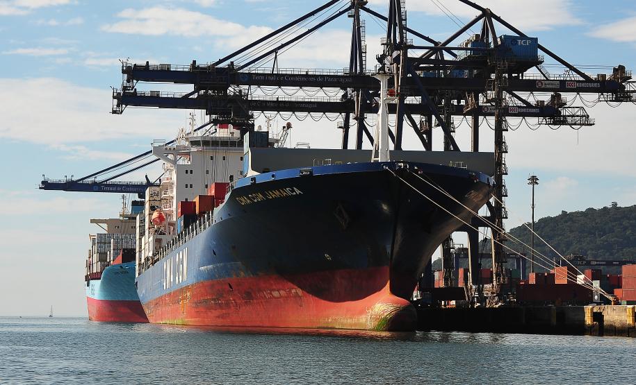 A Administração dos Portos de Paranaguá e Antonina (Appa) acaba de contratar empresa que vai fornecer e operar o sistema de inspeção de cargas e de contêineres através de scanner. Inserido no Programa de Investimentos em Tecnologia, o investimento, no valor de R$ 15,7 milhões, traz maior controle e agiliza desembaraço e liberação das cargas que entram e saem do Porto de Paranaguá.