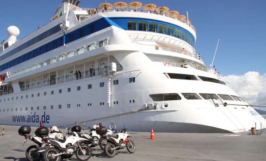 Nesta sexta-feira (17), o navio de cruzeiros alemão Aida Cara voltou a atracar no Porto de Paranaguá. Em terceira passagem, nesta temporada, a embarcação trouxe ao Litoral do Estado 1.511 pessoas, entre tripulantes e passageiros. Esta é a primeira parada turística de 2014.