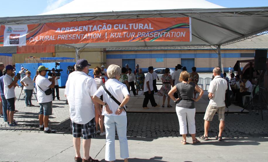 Nesta sexta-feira (17), o navio de cruzeiros alemão Aida Cara voltou a atracar no Porto de Paranaguá. Em terceira passagem, nesta temporada, a embarcação trouxe ao Litoral do Estado 1.511 pessoas, entre tripulantes e passageiros. Esta é a primeira parada turística de 2014.