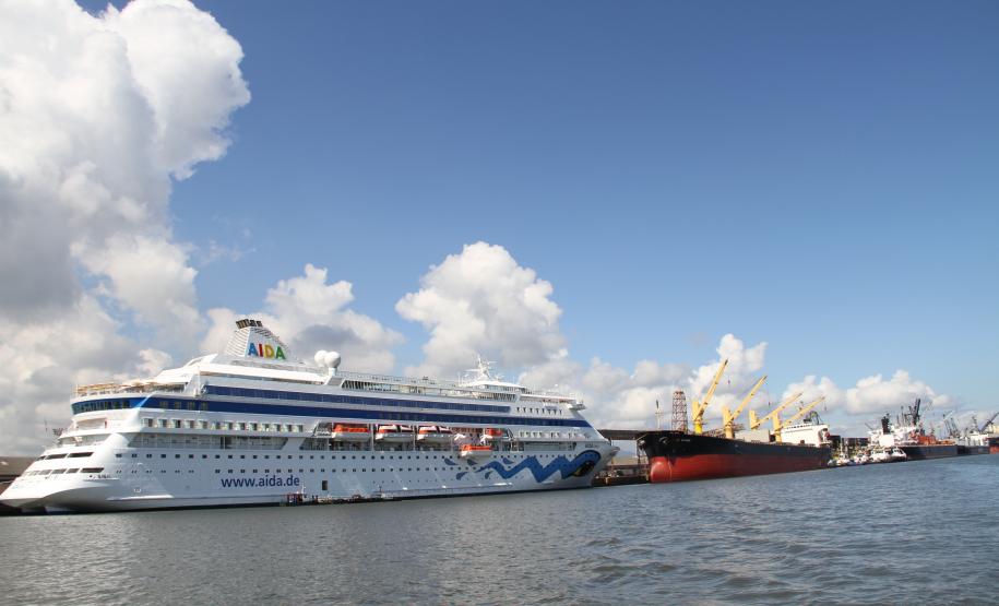 Nesta sexta-feira (17), o navio de cruzeiros alemão Aida Cara voltou a atracar no Porto de Paranaguá. Em terceira passagem, nesta temporada, a embarcação trouxe ao Litoral do Estado 1.511 pessoas, entre tripulantes e passageiros. Esta é a primeira parada turística de 2014.