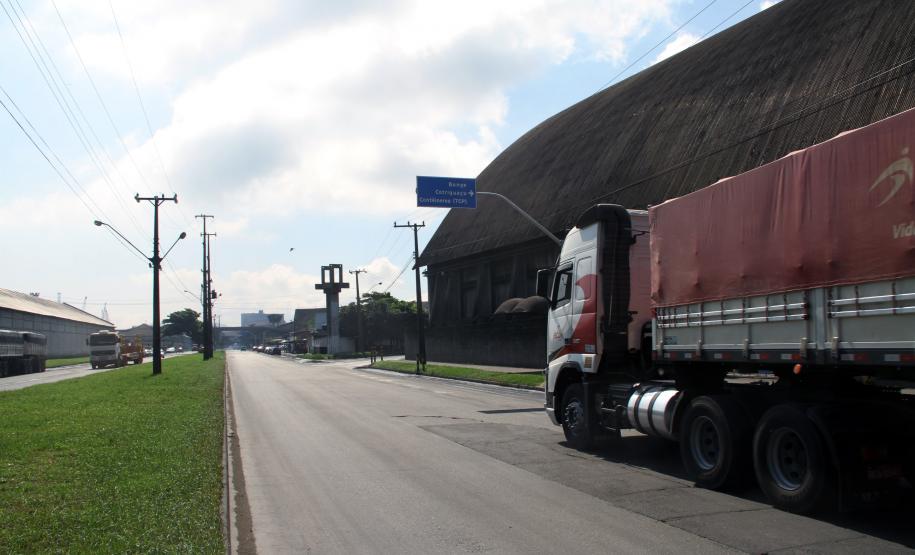 Porto de Paranaguá se prepara para receber e escoar grande volume de grãos Controlando o fluxo de caminhões e a chegada dos navios, atenta aos índices e estimativas do campo, Appa pretende trabalhar, mais um ano, com tranquilidade no escoamento dos graneis de exportação