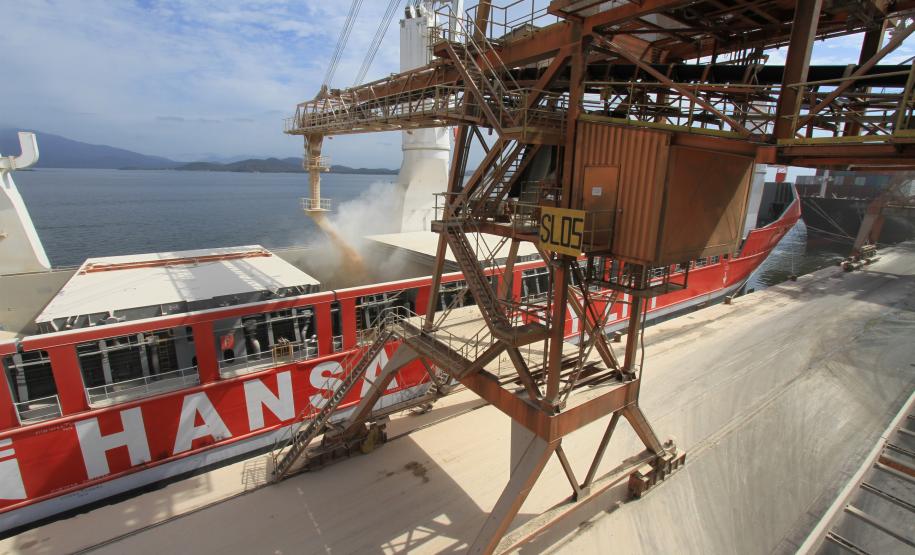 Controlando o fluxo de caminhões e a chegada dos navios, atenta aos índices e estimativas do campo, Appa pretende trabalhar, mais um ano, com tranquilidade no escoamento dos graneis de exportação.