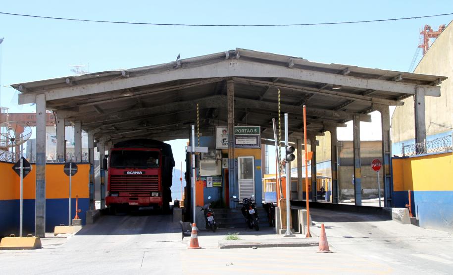 O Porto de Paranaguá irá duplicar aos acessos ao cais comercial, com o início das obras para a construção de duas novas portarias e a reforma do Portão Principal do porto,nos próximos dias. Com isso, as portarias de acesso terão 12 balanças rodoviárias, o dobro do que existe atualmente. Serão investidos R$ 4,7 milhões em recursos próprios da Administração dos Portos de Paranaguá e Antonina (Appa) para a realização das obras.