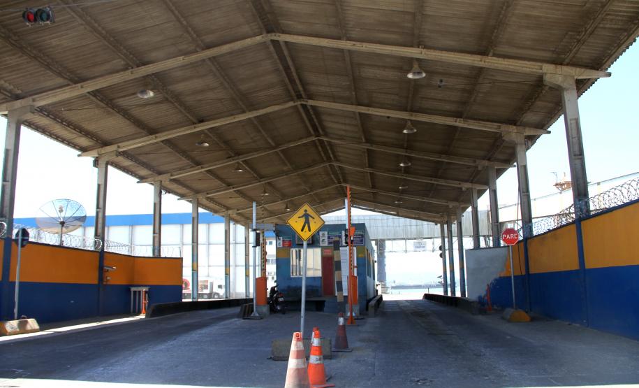 O Porto de Paranaguá irá duplicar aos acessos ao cais comercial, com o início das obras para a construção de duas novas portarias e a reforma do Portão Principal do porto,nos próximos dias. Com isso, as portarias de acesso terão 12 balanças rodoviárias, o dobro do que existe atualmente. Serão investidos R$ 4,7 milhões em recursos próprios da Administração dos Portos de Paranaguá e Antonina (Appa) para a realização das obras.