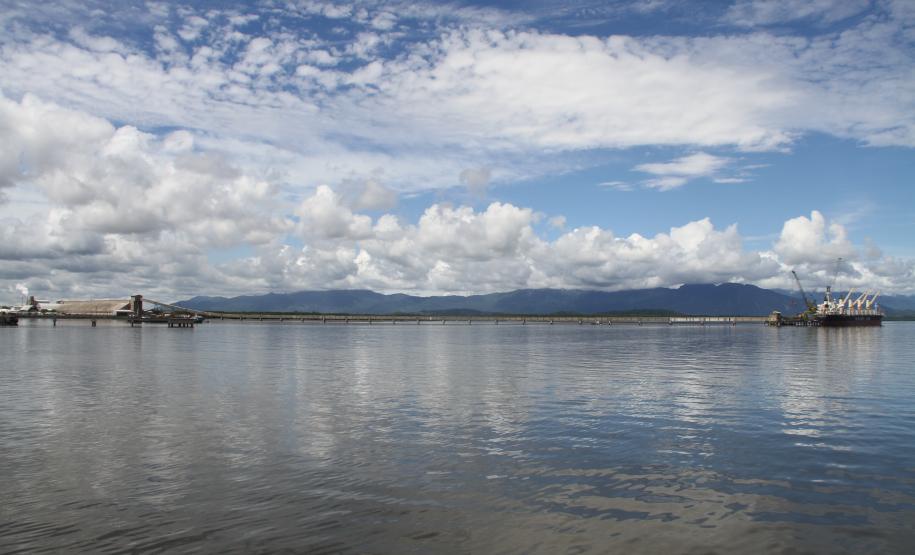 Appa implanta sistema integrado, e permanente, de gestão ambiental A Administração dos Portos de Paranaguá e Antonina (Appa) inicia 2014 com mais um passo rumo à excelência na gestão ambiental do setor portuário paranaense. Para tanto, contratou empresas especializada em consultoria e defesa ambiental para a implantação de um Sistema Integrado de Gestão Ambiental (SGA), sob a coordenação do Núcleo Ambiental da APPA.