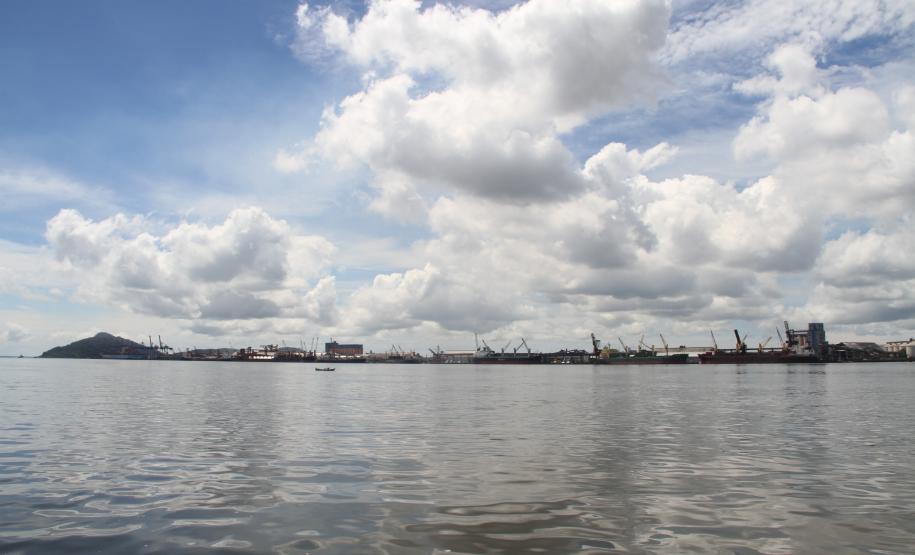 Appa implanta sistema integrado, e permanente, de gestão ambiental A Administração dos Portos de Paranaguá e Antonina (Appa) inicia 2014 com mais um passo rumo à excelência na gestão ambiental do setor portuário paranaense. Para tanto, contratou empresas especializada em consultoria e defesa ambiental para a implantação de um Sistema Integrado de Gestão Ambiental (SGA), sob a coordenação do Núcleo Ambiental da APPA.