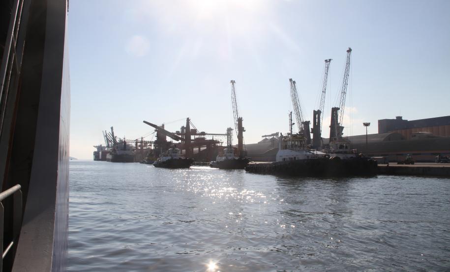 A Administração dos Portos de Paranaguá e Antonina (Appa) inicia 2014 com mais um passo rumo à excelência na gestão ambiental do setor portuário paranaense. Para tanto, contratou empresas especializada em consultoria e defesa ambiental para a implantação de um Sistema Integrado de Gestão Ambiental (SGA), sob a coordenação do Núcleo Ambiental da APPA.