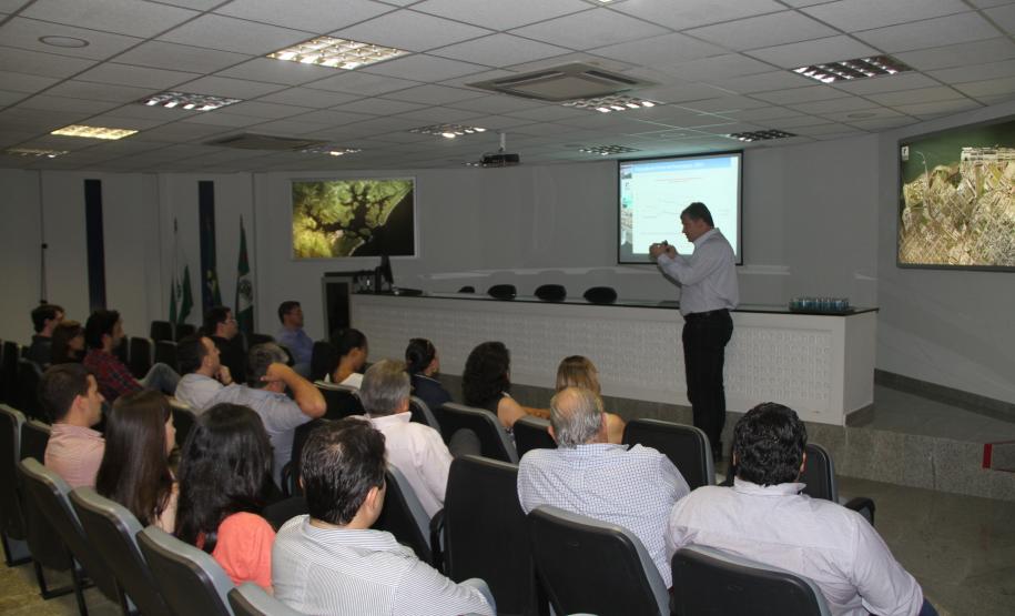 A diretoria da Administração dos Portos de Paranaguá e Antonina (Appa) recebeu, nesta sexta-feira (24), representantes do Judiciário Estadual. Juízes, promotores e representantes da Ordem dos Advogados do Brasil (OAB), que atuam em Paranaguá, receberam informações e puderam conhecer pessoalmente a estrutura e um pouco das atividades e operações no Porto de Paranaguá.