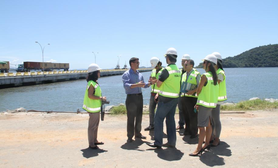 A diretoria da Administração dos Portos de Paranaguá e Antonina (Appa) recebeu, nesta sexta-feira (24), representantes do Judiciário Estadual. Juízes, promotores e representantes da Ordem dos Advogados do Brasil (OAB), que atuam em Paranaguá, receberam informações e puderam conhecer pessoalmente a estrutura e um pouco das atividades e operações no Porto de Paranaguá.