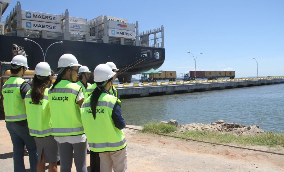 A diretoria da Administração dos Portos de Paranaguá e Antonina (Appa) recebeu, nesta sexta-feira (24), representantes do Judiciário Estadual. Juízes, promotores e representantes da Ordem dos Advogados do Brasil (OAB), que atuam em Paranaguá, receberam informações e puderam conhecer pessoalmente a estrutura e um pouco das atividades e operações no Porto de Paranaguá.