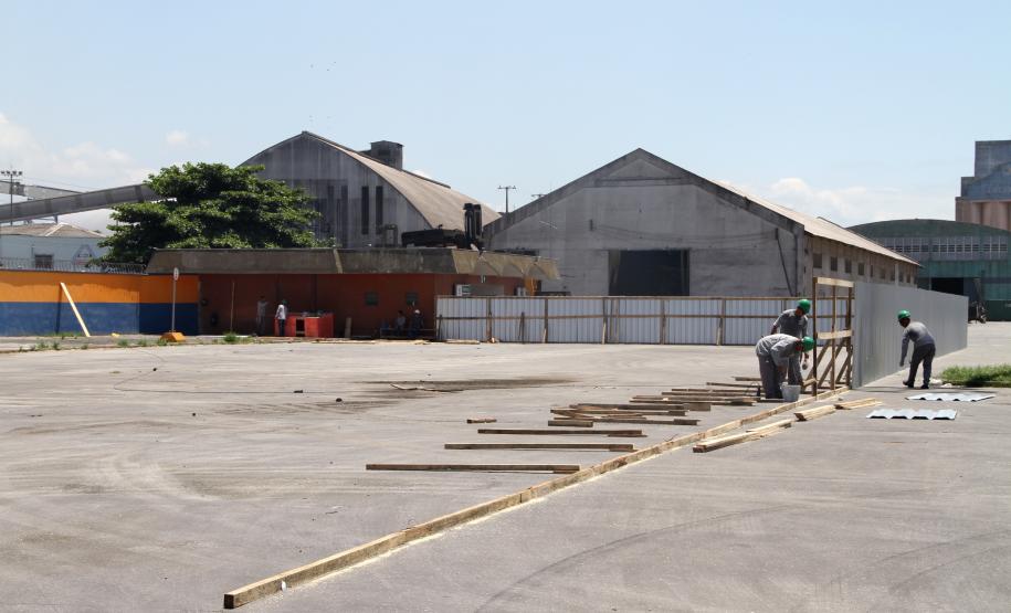 O canteiro da obra já está sendo levantado. O novo prédio está sendo levantado ao lado do portão 2, utilizado pelos trabalhadores do Órgão Gestor de Mão de Obra Portuária (Ogmo).
