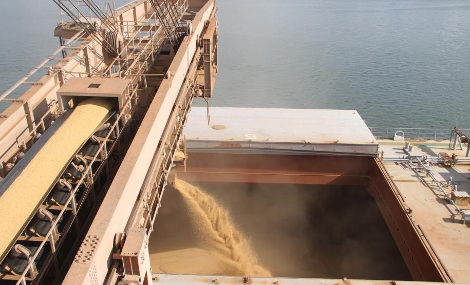 Um navio  começou a carregar no último final de semana e já zarpou. Outros dois carregam desde segunda-feira (27). As  embarcações operam no Corredor de Exportação e devem receber, em média, 60 mil toneladas do grão, cada.