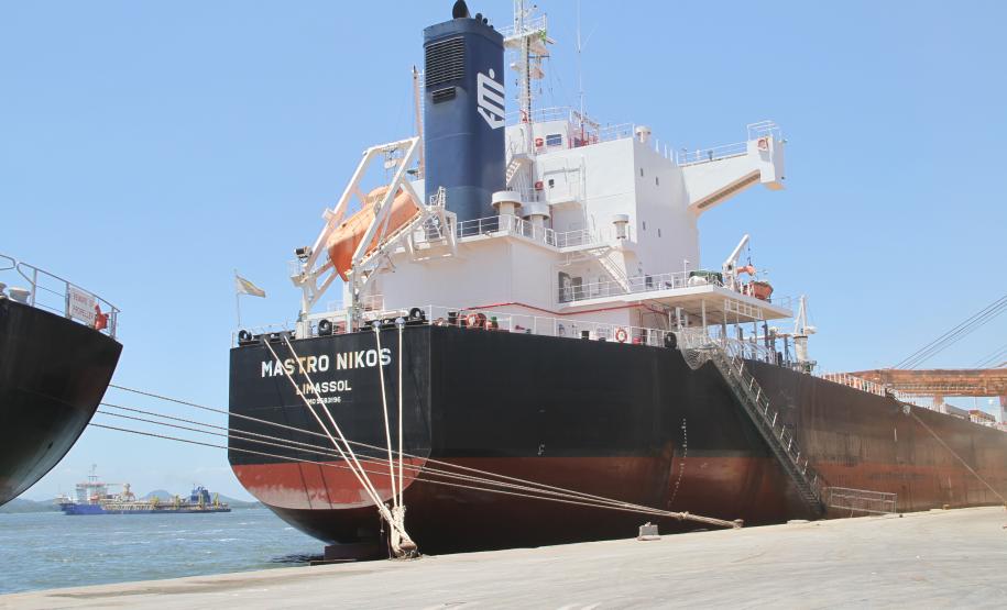 Um navio  começou a carregar no último final de semana e já zarpou. Outros dois carregam desde segunda-feira (27). As  embarcações operam no Corredor de Exportação e devem receber, em média, 60 mil toneladas do grão, cada.