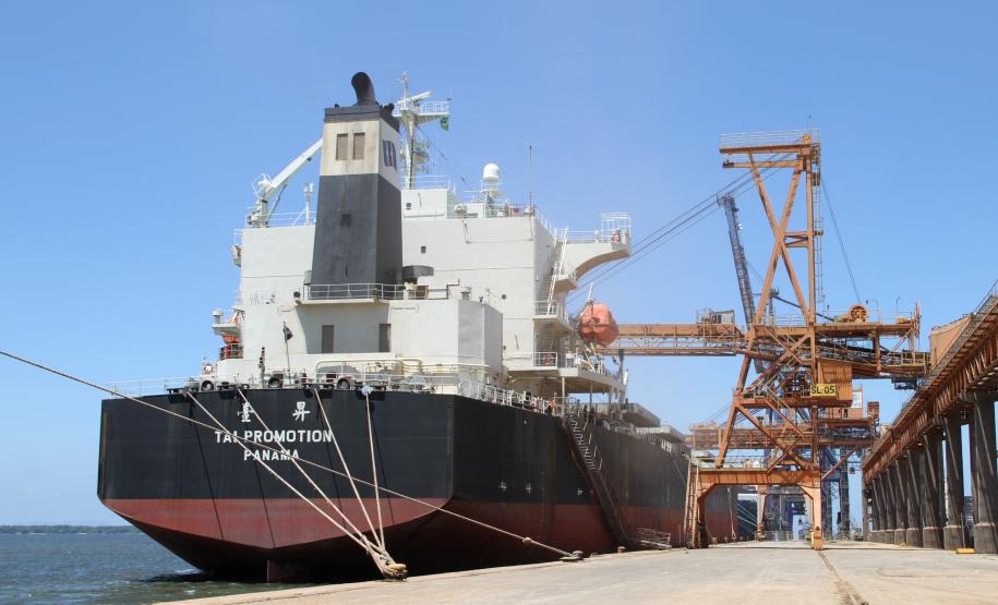 Um navio  começou a carregar no último final de semana e já zarpou. Outros dois carregam desde segunda-feira (27). As  embarcações operam no Corredor de Exportação e devem receber, em média, 60 mil toneladas do grão, cada.