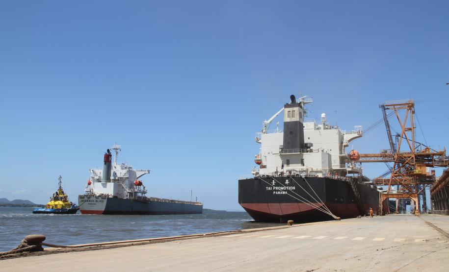 Um navio  começou a carregar no último final de semana e já zarpou. Outros dois carregam desde segunda-feira (27). As  embarcações operam no Corredor de Exportação e devem receber, em média, 60 mil toneladas do grão, cada.