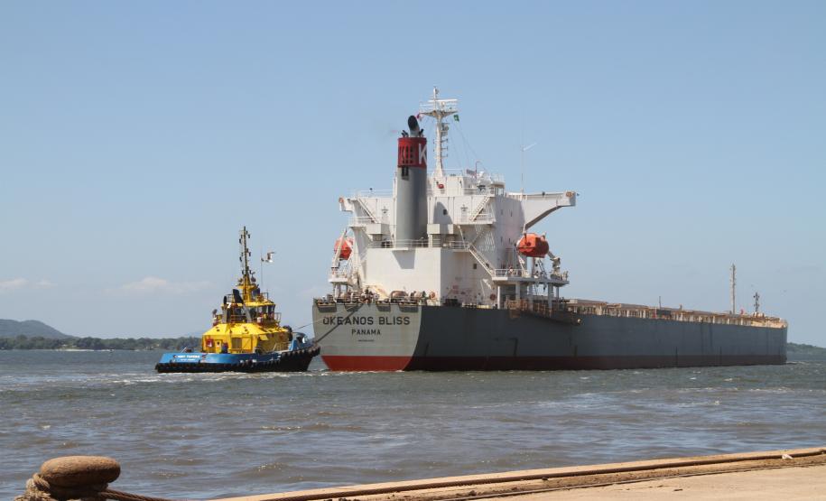 Um navio  começou a carregar no último final de semana e já zarpou. Outros dois carregam desde segunda-feira (27). As  embarcações operam no Corredor de Exportação e devem receber, em média, 60 mil toneladas do grão, cada.