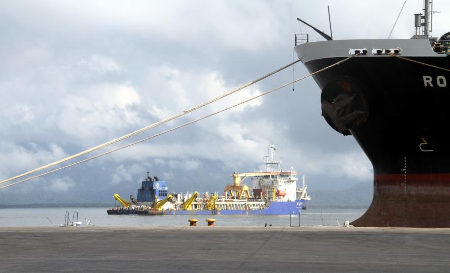 “Vale salientar ainda que atingimos esta marca apesar dos três dias de paralisação nos berços de atracação do Corredor, em função da dragagem que está sendo realizada. Temos investido em planejamento, otimização das operações e em obras para melhorar ainda mais a produtividade dos portos. E os resultados podem ser vistos agora”, afirmou o secretário de infraestrutura e logística, José Richa Filho.