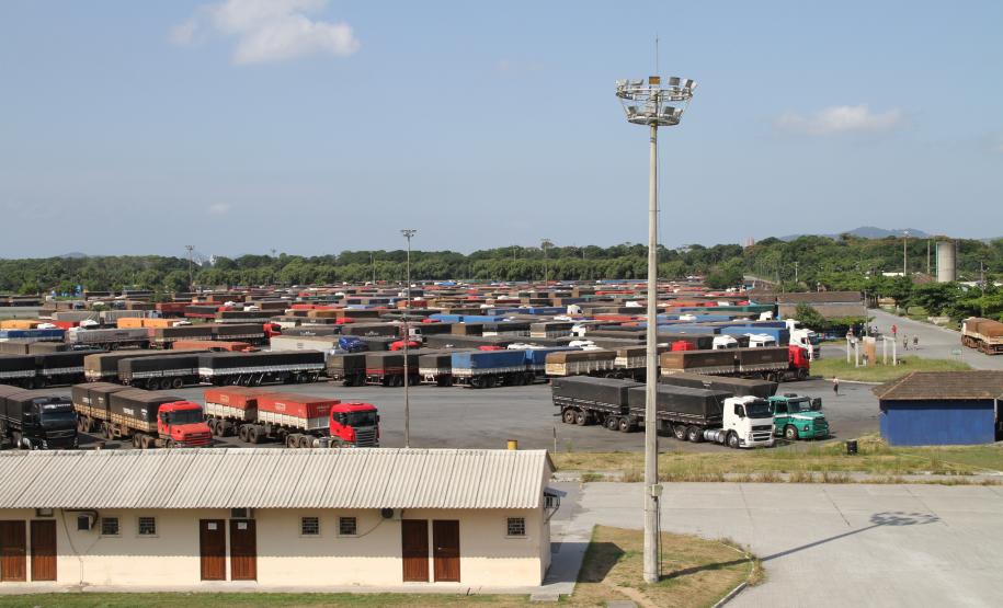 A alta nas exportações pode ser mensurada também no aumento do fluxo de caminhões. O Pátio de Triagem recebeu, em janeiro, 20,7 mil caminhões carregados com grãos, 19% a mais do que em janeiro do ano passado. Mesmo com o aumento do fluxo, o sistema logístico de recebimento de cargas – o Carga Online – tem funcionado sem problemas e não houve formação de filas no acesso ao porto.