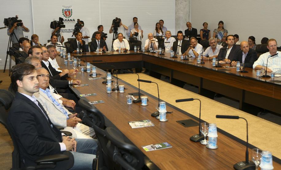 Governo do Estado lança Operação Safra 2014 O governador Beto Richa lançou nesta terça-feira (11), em Curitiba, a Operação Safra 2014, uma ampla campanha de comunicação direcionada a exportadores e caminhoneiros, que tem por objetivo garantir o bom escoamento da safra de grãos, sem a formação de filas nos acessos ao Porto de Paranaguá