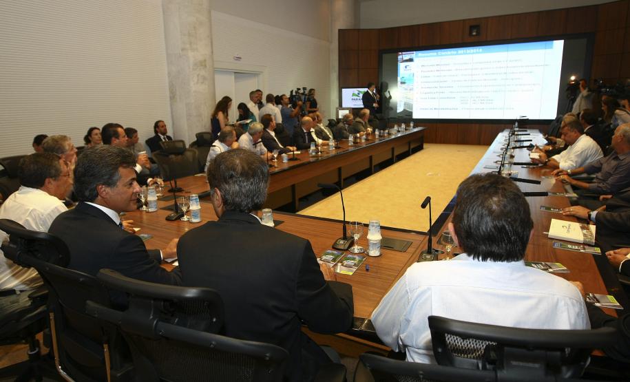 Governo do Estado lança Operação Safra 2014 O governador Beto Richa lançou nesta terça-feira (11), em Curitiba, a Operação Safra 2014, uma ampla campanha de comunicação direcionada a exportadores e caminhoneiros, que tem por objetivo garantir o bom escoamento da safra de grãos, sem a formação de filas nos acessos ao Porto de Paranaguá