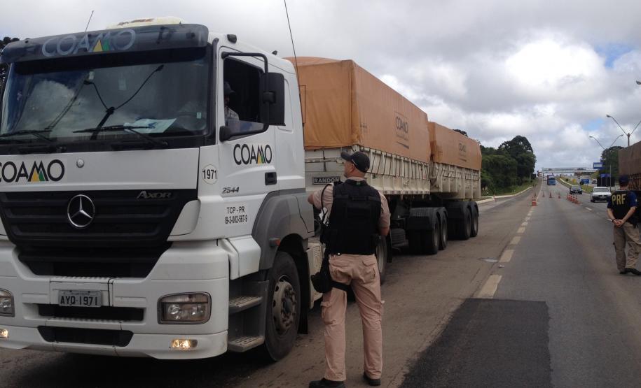 Caminhoneiros recebem orientações sobre a Operação Safra 2014 Caminhoneiros que desciam carregados com grãos rumo ao Porto de Paranaguá foram abordados por guardas portuários e policiais rodoviários federais na manhã desta quarta-feira (19), na BR 277. A abordagem foi feita no posto Wanser, da PRF, e foi a primeira blitz educativa da Operação deste ano.