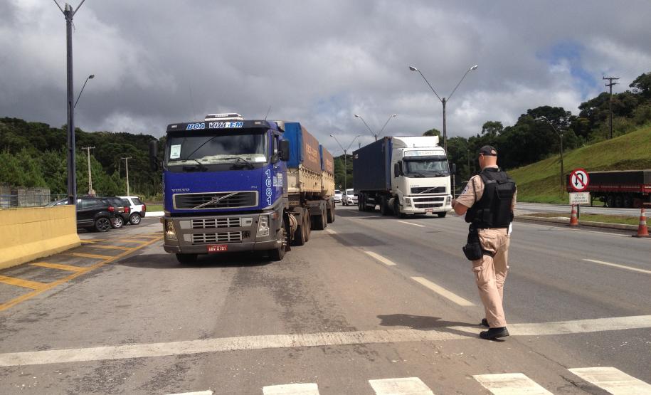 Caminhoneiros recebem orientações sobre a Operação Safra 2014 Caminhoneiros que desciam carregados com grãos rumo ao Porto de Paranaguá foram abordados por guardas portuários e policiais rodoviários federais na manhã desta quarta-feira (19), na BR 277. A abordagem foi feita no posto Wanser, da PRF, e foi a primeira blitz educativa da Operação deste ano.