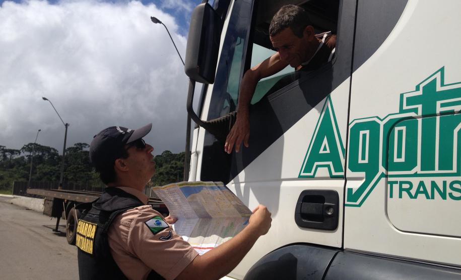 Caminhoneiros recebem orientações sobre a Operação Safra 2014 Caminhoneiros que desciam carregados com grãos rumo ao Porto de Paranaguá foram abordados por guardas portuários e policiais rodoviários federais na manhã desta quarta-feira (19), na BR 277. A abordagem foi feita no posto Wanser, da PRF, e foi a primeira blitz educativa da Operação deste ano.
