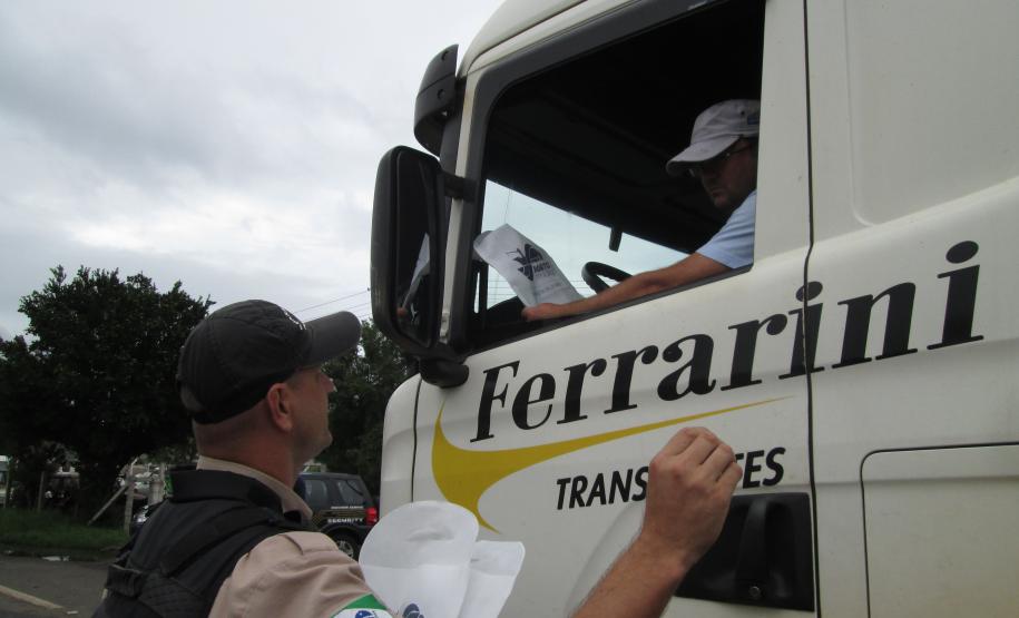 A segunda blitz da Operação Safra 2014, da Administração dos Portos de Paranaguá e Antonina (Appa), foi realizada nesta quinta-feira (26), na região dos Campos Gerais. No Posto Furnas, da Polícia Rodoviária Federal (PRF), na BR 376 (Rodovia do Café), em Ponta Grossa, os caminhoneiros receberam informações sobre as regras de descarga no Porto de Paranaguá e dicas para o correto acondicionamento da carga e limpeza dos caminhões, após o processo.
