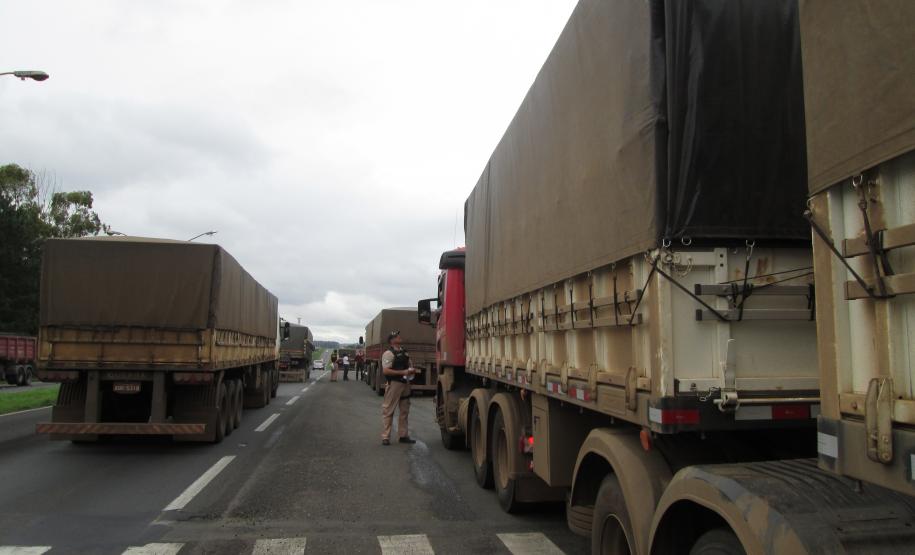 A segunda blitz da Operação Safra 2014, da Administração dos Portos de Paranaguá e Antonina (Appa), foi realizada nesta quinta-feira (26), na região dos Campos Gerais. No Posto Furnas, da Polícia Rodoviária Federal (PRF), na BR 376 (Rodovia do Café), em Ponta Grossa, os caminhoneiros receberam informações sobre as regras de descarga no Porto de Paranaguá e dicas para o correto acondicionamento da carga e limpeza dos caminhões, após o processo.
