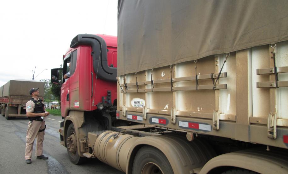 A segunda blitz da Operação Safra 2014, da Administração dos Portos de Paranaguá e Antonina (Appa), foi realizada nesta quinta-feira (26), na região dos Campos Gerais. No Posto Furnas, da Polícia Rodoviária Federal (PRF), na BR 376 (Rodovia do Café), em Ponta Grossa, os caminhoneiros receberam informações sobre as regras de descarga no Porto de Paranaguá e dicas para o correto acondicionamento da carga e limpeza dos caminhões, após o processo.