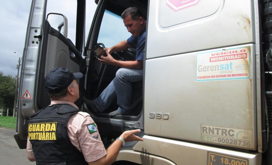 A segunda blitz da Operação Safra 2014, da Administração dos Portos de Paranaguá e Antonina (Appa), foi realizada nesta quinta-feira (26), na região dos Campos Gerais. No Posto Furnas, da Polícia Rodoviária Federal (PRF), na BR 376 (Rodovia do Café), em Ponta Grossa, os caminhoneiros receberam informações sobre as regras de descarga no Porto de Paranaguá e dicas para o correto acondicionamento da carga e limpeza dos caminhões, após o processo.