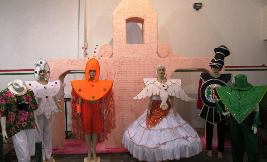 No próximo domingo (2), desfilando pela 67ª vez, uma das mais tradicionais escolas de samba de Antonina, a Batel, entra na avenida levando aos foliões um pouco da história do Porto de Antonina.
