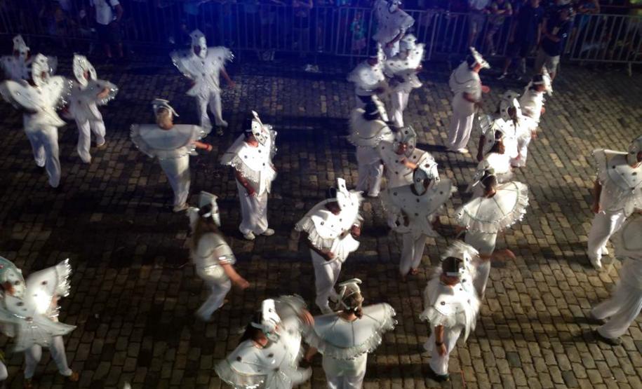 Escola que homenageou o Porto de Antonina agita o público durante o Carnaval Alas representaram os produtos movimentados no porto e os trabalhadores portuários. Já os carros alegóricos lembraram a época de ouro do Porto e a deusa dos mares, Iemanjá.