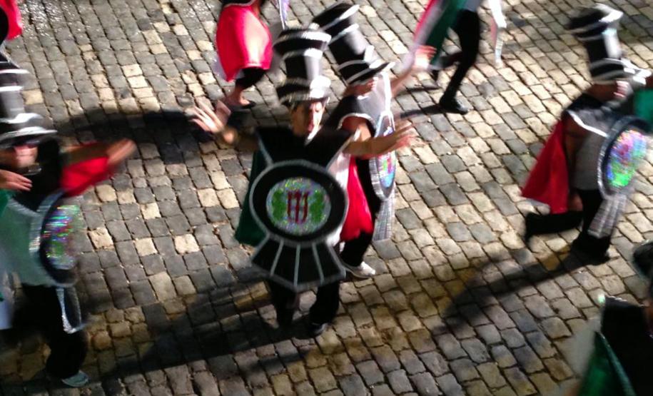 Escola que homenageou o Porto de Antonina agita o público durante o Carnaval Alas representaram os produtos movimentados no porto e os trabalhadores portuários. Já os carros alegóricos lembraram a época de ouro do Porto e a deusa dos mares, Iemanjá.