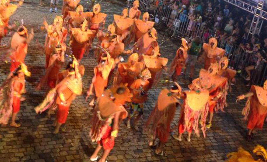 Escola que homenageou o Porto de Antonina agita o público durante o Carnaval Alas representaram os produtos movimentados no porto e os trabalhadores portuários. Já os carros alegóricos lembraram a época de ouro do Porto e a deusa dos mares, Iemanjá.