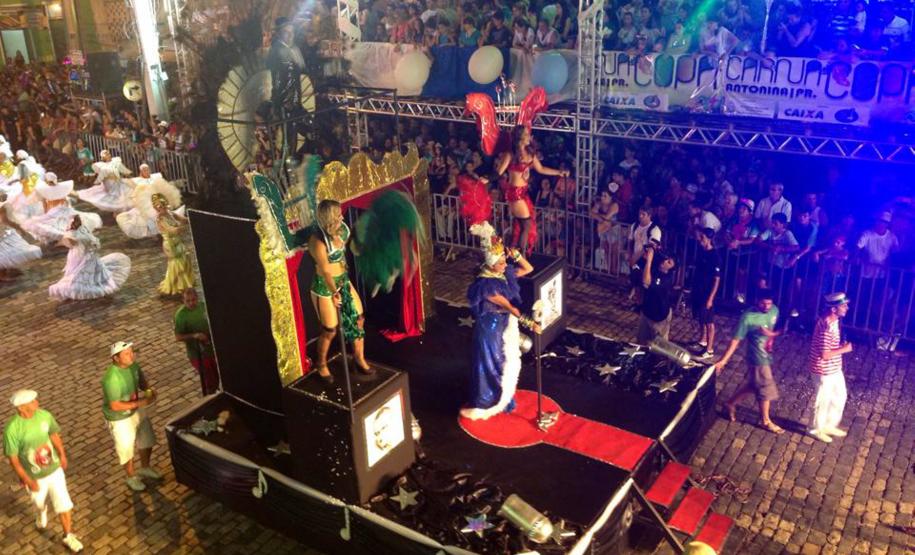 Escola que homenageou o Porto de Antonina agita o público durante o Carnaval Alas representaram os produtos movimentados no porto e os trabalhadores portuários. Já os carros alegóricos lembraram a época de ouro do Porto e a deusa dos mares, Iemanjá.