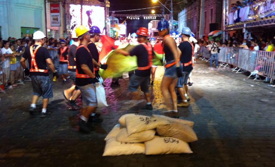 Escola que homenageou o Porto de Antonina agita o público durante o Carnaval Alas representaram os produtos movimentados no porto e os trabalhadores portuários. Já os carros alegóricos lembraram a época de ouro do Porto e a deusa dos mares, Iemanjá.
