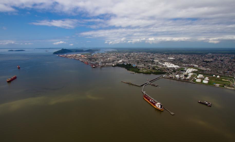 Porto de Paranaguá adota novas medidas para diminuir horas extras e ações trabalhistas Além da alteração da estrutura jurídica da autarquia para a empresa publica, a adequação da atual estrutura funcional para a nova Lei dos Portos, a partir de agora, a área operacional estará dividida em cinco grupos de trabalho e com isso haverá a redução de horas extras.