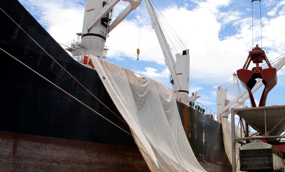 Porto de Paranaguá intensifica controle na descarga de fertilizantes Conjunto de ações tem garantido maior rigor no controle de cargas movimentadas, com o objetivo de evitar possíveis fraudes e contribuir para a fiscalização dos órgãos competentes.