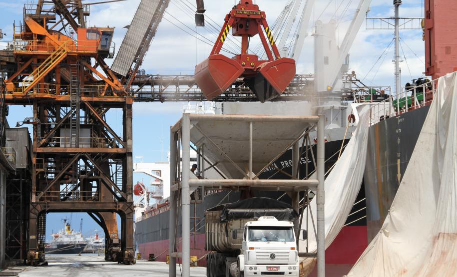 Porto de Paranaguá intensifica controle na descarga de fertilizantes Conjunto de ações tem garantido maior rigor no controle de cargas movimentadas, com o objetivo de evitar possíveis fraudes e contribuir para a fiscalização dos órgãos competentes.