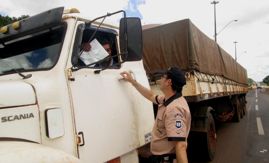 Nesta quinta-feira (13), a blitz educativa da Operação Safra 2014, da Administração dos Portos de Paranaguá e Antonina (Appa), foi realizada na região Oeste do Paraná. Em Cascavel, os caminhoneiros que passavam pelo posto da Polícia Rodoviária Federal (PRF), no quilômetro 580 da BR 277, sentido Curitiba, receberam informações sobre as regras de descarga no Porto de Paranaguá e sobre os procedimentos corretos para a limpeza do caminhão e das vias.