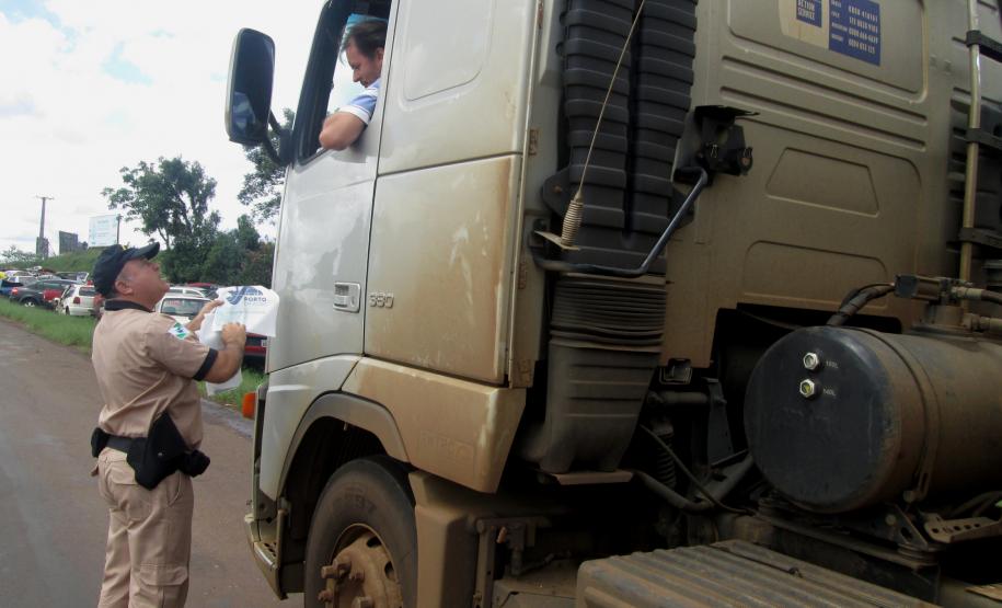 Nesta quinta-feira (13), a blitz educativa da Operação Safra 2014, da Administração dos Portos de Paranaguá e Antonina (Appa), foi realizada na região Oeste do Paraná. Em Cascavel, os caminhoneiros que passavam pelo posto da Polícia Rodoviária Federal (PRF), no quilômetro 580 da BR 277, sentido Curitiba, receberam informações sobre as regras de descarga no Porto de Paranaguá e sobre os procedimentos corretos para a limpeza do caminhão e das vias.