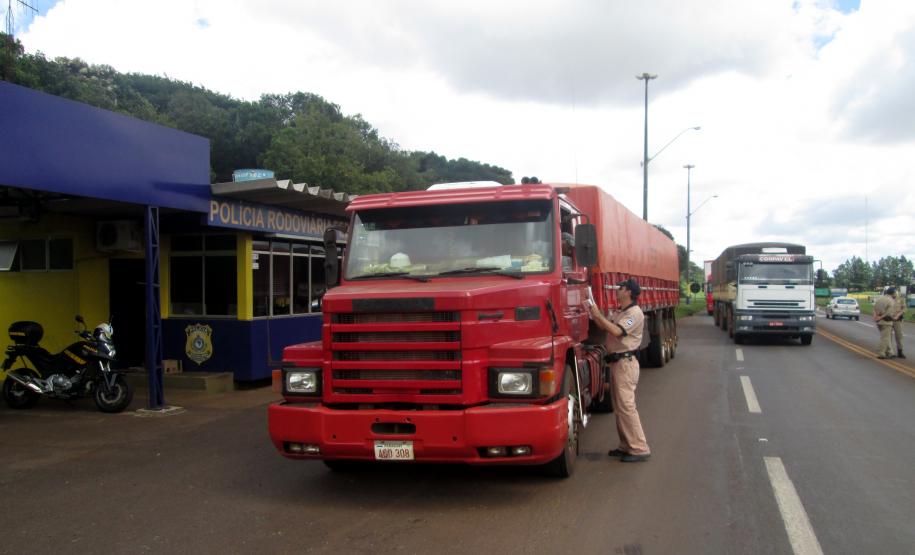 Nesta quinta-feira (13), a blitz educativa da Operação Safra 2014, da Administração dos Portos de Paranaguá e Antonina (Appa), foi realizada na região Oeste do Paraná. Em Cascavel, os caminhoneiros que passavam pelo posto da Polícia Rodoviária Federal (PRF), no quilômetro 580 da BR 277, sentido Curitiba, receberam informações sobre as regras de descarga no Porto de Paranaguá e sobre os procedimentos corretos para a limpeza do caminhão e das vias.