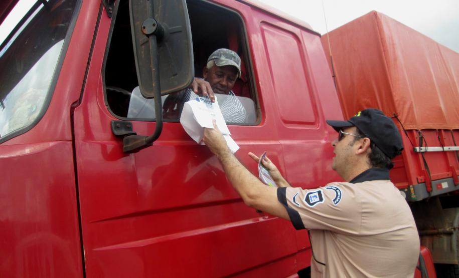 Nesta quinta-feira (13), a blitz educativa da Operação Safra 2014, da Administração dos Portos de Paranaguá e Antonina (Appa), foi realizada na região Oeste do Paraná. Em Cascavel, os caminhoneiros que passavam pelo posto da Polícia Rodoviária Federal (PRF), no quilômetro 580 da BR 277, sentido Curitiba, receberam informações sobre as regras de descarga no Porto de Paranaguá e sobre os procedimentos corretos para a limpeza do caminhão e das vias.