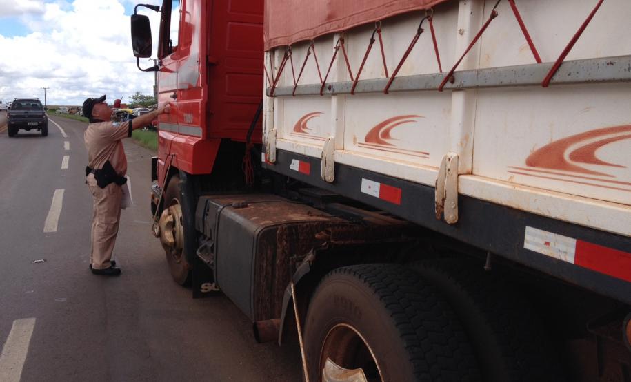 Nesta quinta-feira (13), a blitz educativa da Operação Safra 2014, da Administração dos Portos de Paranaguá e Antonina (Appa), foi realizada na região Oeste do Paraná. Em Cascavel, os caminhoneiros que passavam pelo posto da Polícia Rodoviária Federal (PRF), no quilômetro 580 da BR 277, sentido Curitiba, receberam informações sobre as regras de descarga no Porto de Paranaguá e sobre os procedimentos corretos para a limpeza do caminhão e das vias.