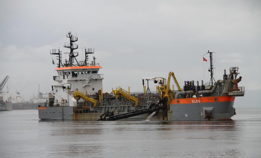 Desde a última quarta-feira (12), a draga Elbe, com capacidade de 2,8 mil metros cúbicos, está dragando os berços de atracação do Porto de Paranaguá. Esta semana, a obra está nos berços 209 (no centro) até o final do TCP (217). Em seguida, o equipamento vai trabalhar nos berços 208 ao 201.